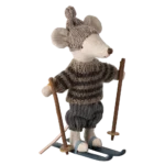 Ratón invierno hermano mayor con esquies