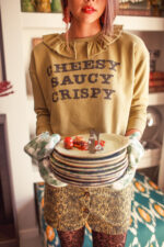 Sweatshirt  Army green  "cheesy saucy crispy" print - Imagen 3
