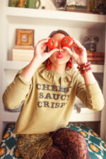 Sweatshirt  Army green  "cheesy saucy crispy" print - Imagen 4