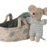 Bebé ratón en capazo azul